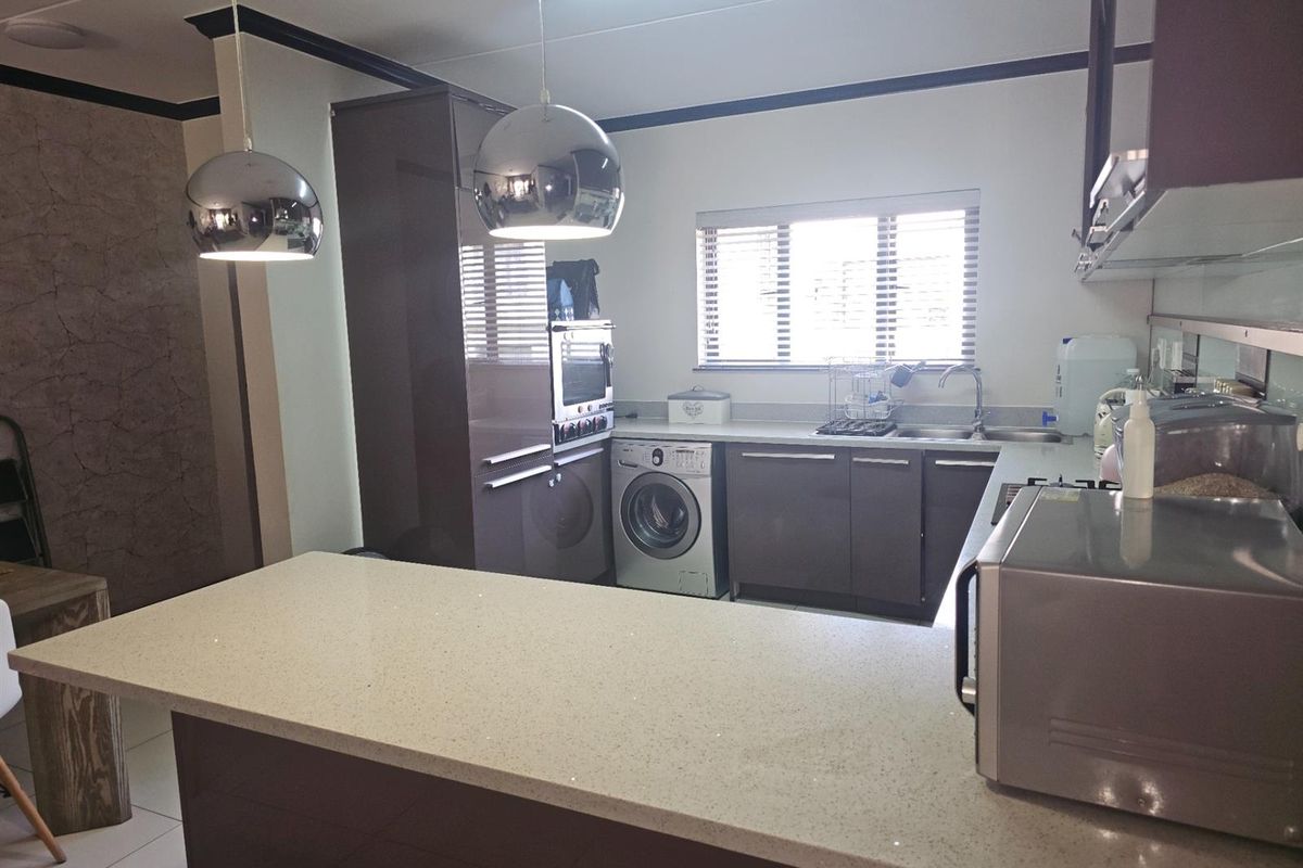 Immaculate 3 Bed 2 Bathroom Ground Floor Unit with Communal Pool in prestigious complex in Carlswald - Photo 2