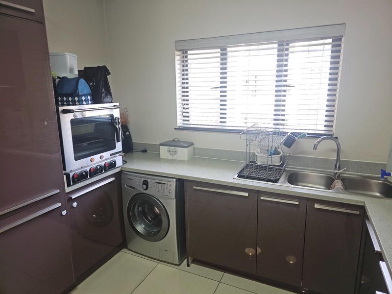 Immaculate 3 Bed 2 Bathroom Ground Floor Unit with Communal Pool in prestigious complex in Carlswald - Photo 6