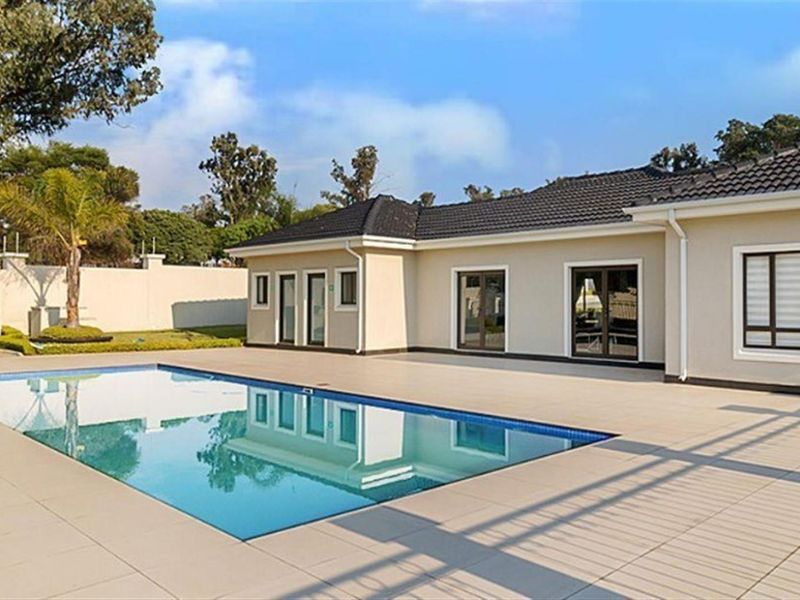 Immaculate 3 Bed 2 Bathroom Ground Floor Unit with Communal Pool in prestigious complex in Carlswald - Photo 1