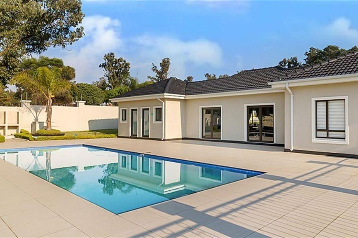 Immaculate 3 Bed 2 Bathroom Ground Floor Unit with Communal Pool in prestigious complex in Carlswald - Photo 2