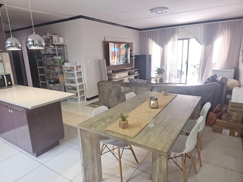 Immaculate 3 Bed 2 Bathroom Ground Floor Unit with Communal Pool in prestigious complex in Carlswald - Photo 9