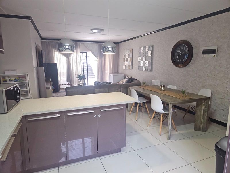 Immaculate 3 Bed 2 Bathroom Ground Floor Unit with Communal Pool in prestigious complex in Carlswald - Photo 8