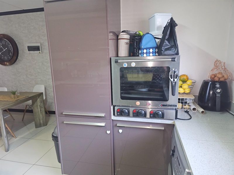 Immaculate 3 Bed 2 Bathroom Ground Floor Unit with Communal Pool in prestigious complex in Carlswald - Photo 7