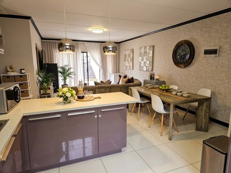 Immaculate 3 Bed 2 Bathroom Ground Floor Unit with Communal Pool in prestigious complex in Carlswald - Photo 1