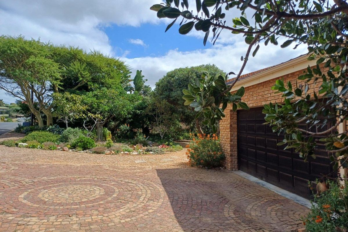 House For Sale in Stilbaai Wes, Stilbaai - Photo 2