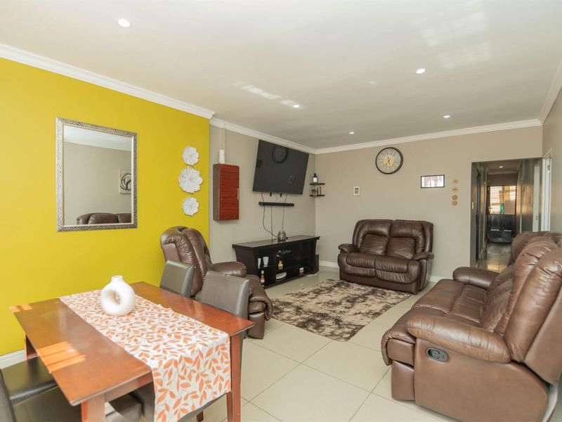 Newly Renovated 3 Bedroom Home WITH Spacious Outbuilding - Photo 5