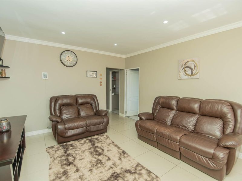 Newly Renovated 3 Bedroom Home WITH Spacious Outbuilding - Photo 4