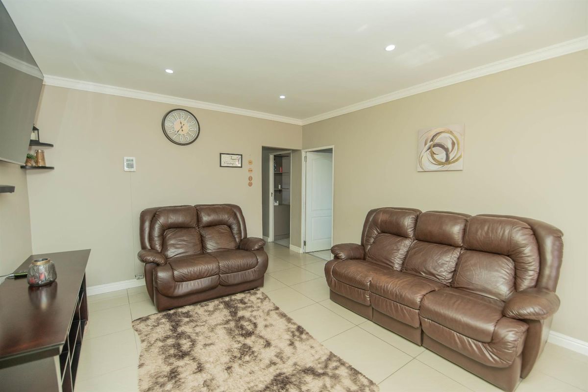 Newly Renovated 3 Bedroom Home WITH Spacious Outbuilding - Photo 4