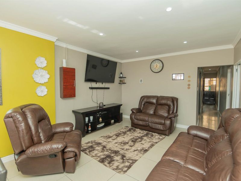 Newly Renovated 3 Bedroom Home WITH Spacious Outbuilding - Photo 3