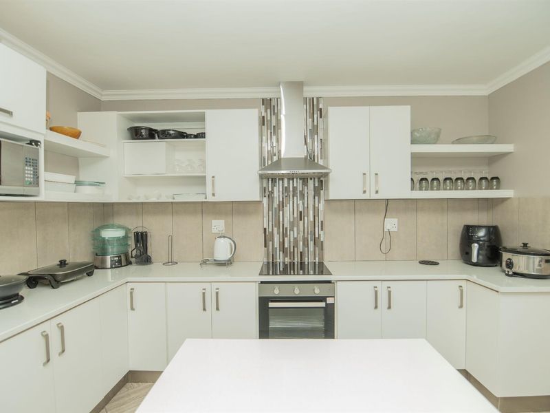 Newly Renovated 3 Bedroom Home WITH Spacious Outbuilding - Photo 1
