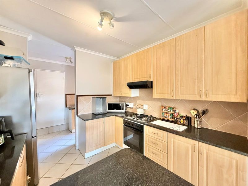 NEAT 3 BEDROOM TOWNHOUSE IN MORELETA PARK. PRETORIA EAST - Photo 10