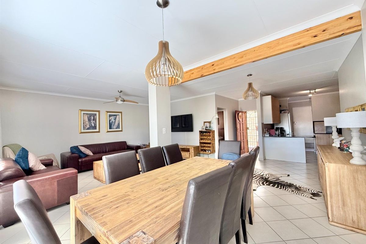 NEAT 3 BEDROOM TOWNHOUSE IN MORELETA PARK. PRETORIA EAST - Photo 5
