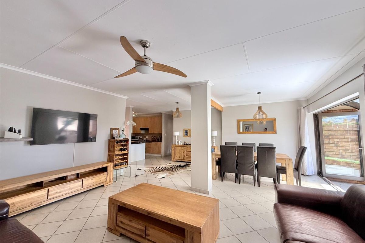 NEAT 3 BEDROOM TOWNHOUSE IN MORELETA PARK. PRETORIA EAST - Photo 3