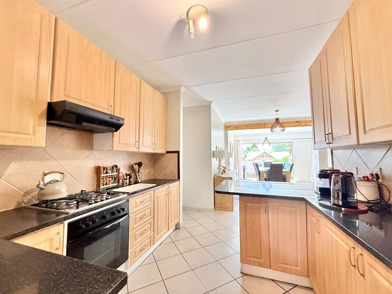 NEAT 3 BEDROOM TOWNHOUSE IN MORELETA PARK. PRETORIA EAST - Photo 9