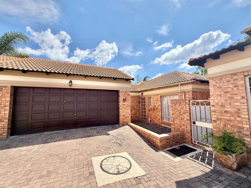 NEAT 3 BEDROOM TOWNHOUSE IN MORELETA PARK. PRETORIA EAST - Photo 2