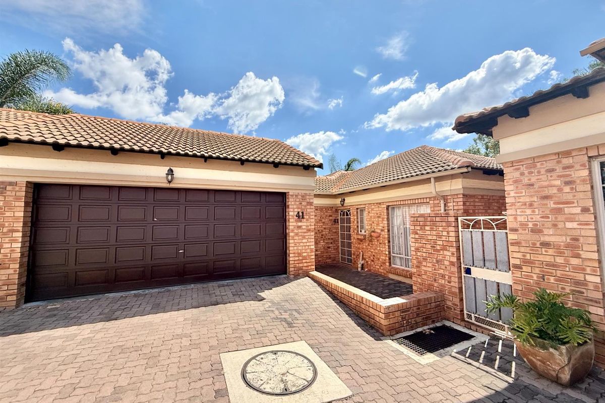 NEAT 3 BEDROOM TOWNHOUSE IN MORELETA PARK. PRETORIA EAST - Photo 2