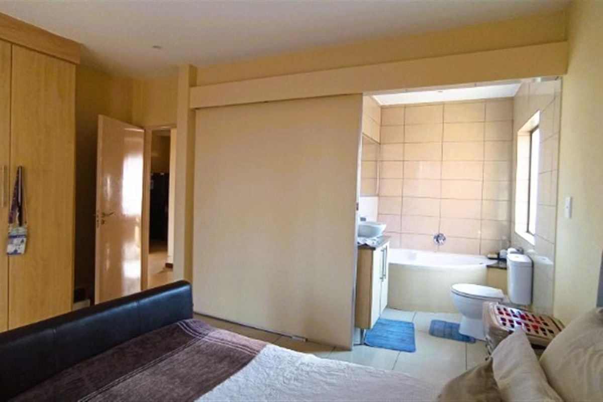 Rooihuiskraal North Sectional Title Apartment - Photo 4