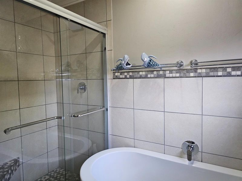 A home to enjoy with the perfect address. Admire it and allow yourself to own it. - Photo 10