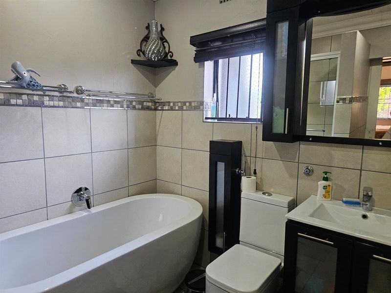 A home to enjoy with the perfect address. Admire it and allow yourself to own it. - Photo 9