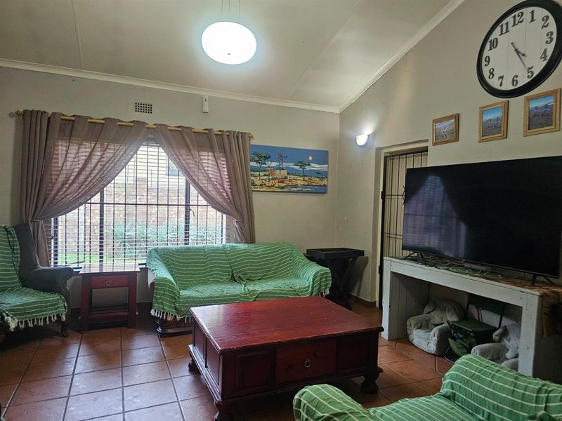 A home to enjoy with the perfect address. Admire it and allow yourself to own it. - Photo 3