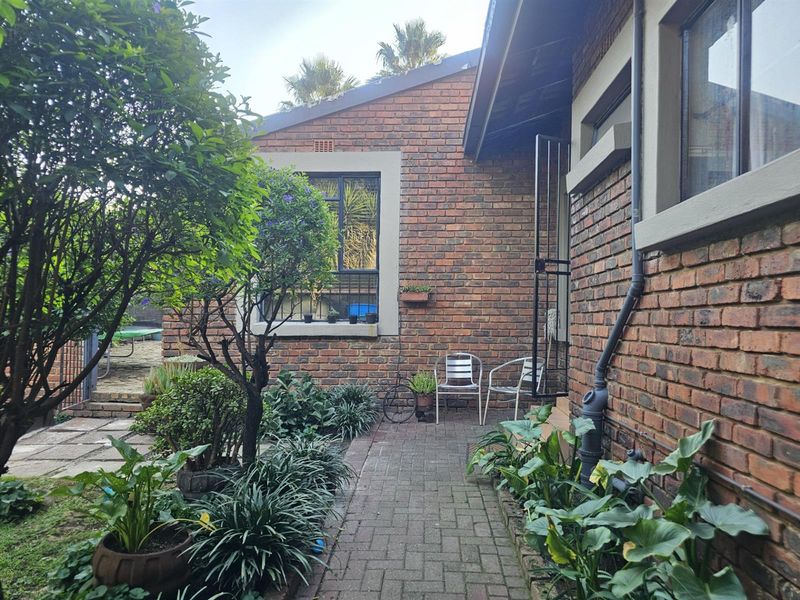 A home to enjoy with the perfect address. Admire it and allow yourself to own it. - Photo 2