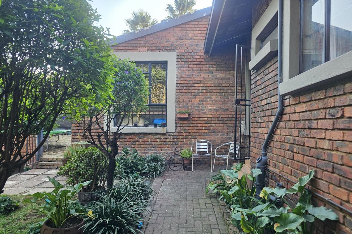 A home to enjoy with the perfect address. Admire it and allow yourself to own it. - Photo 2