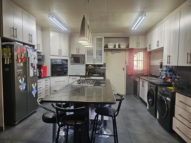 A home to enjoy with the perfect address. Admire it and allow yourself to own it. - Photo 5