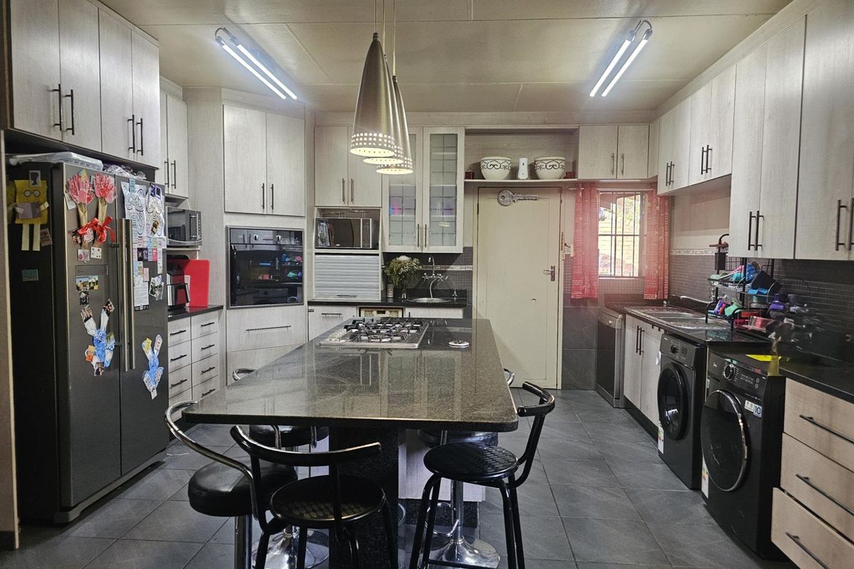 A home to enjoy with the perfect address. Admire it and allow yourself to own it. - Photo 5