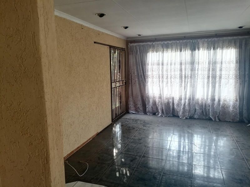 House For Sale in Birch Acres, Kempton Park - Photo 8