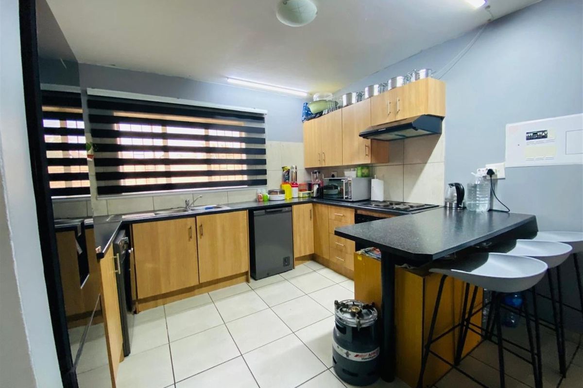Apartment For Sale in Vanderbijlpark SW 5, Vanderbijlpark SW, Vanderbijlpark - Photo 2