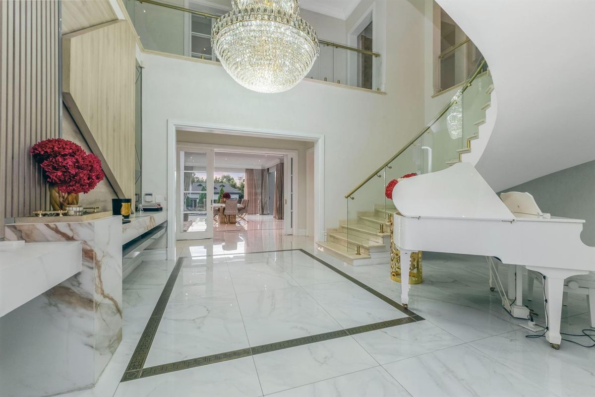 A Rare Ultra-Luxury 6-Bed Designer Home for sale in Prestigious Equestrian Estate - No transfer Duty - Photo 5