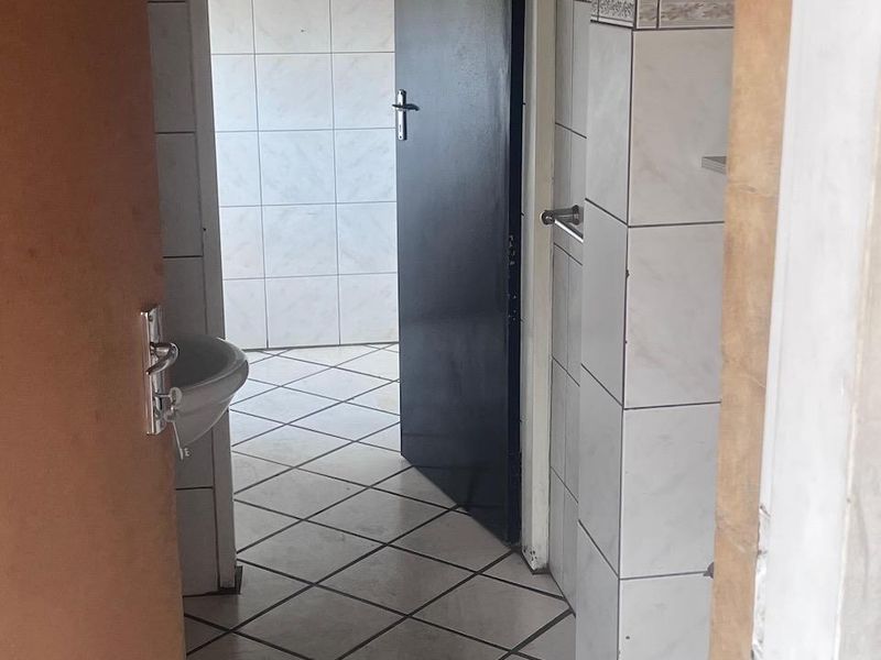 Commercial Property To Rent in Helderkruin, Roodepoort - Photo 8