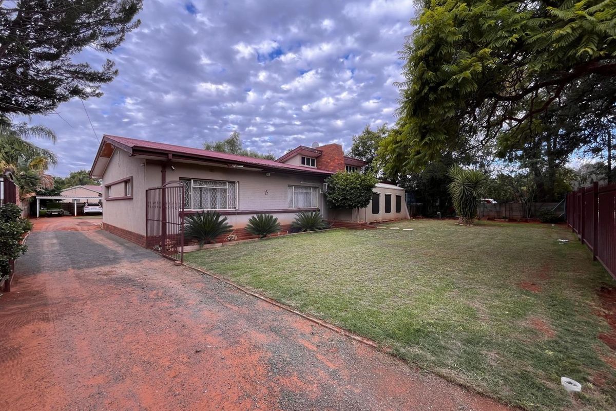 The Ultimate Multi-Purpose Gem: Unlimited Potential on a Grand Scale in Hadison Park, Kimberley - Photo 2