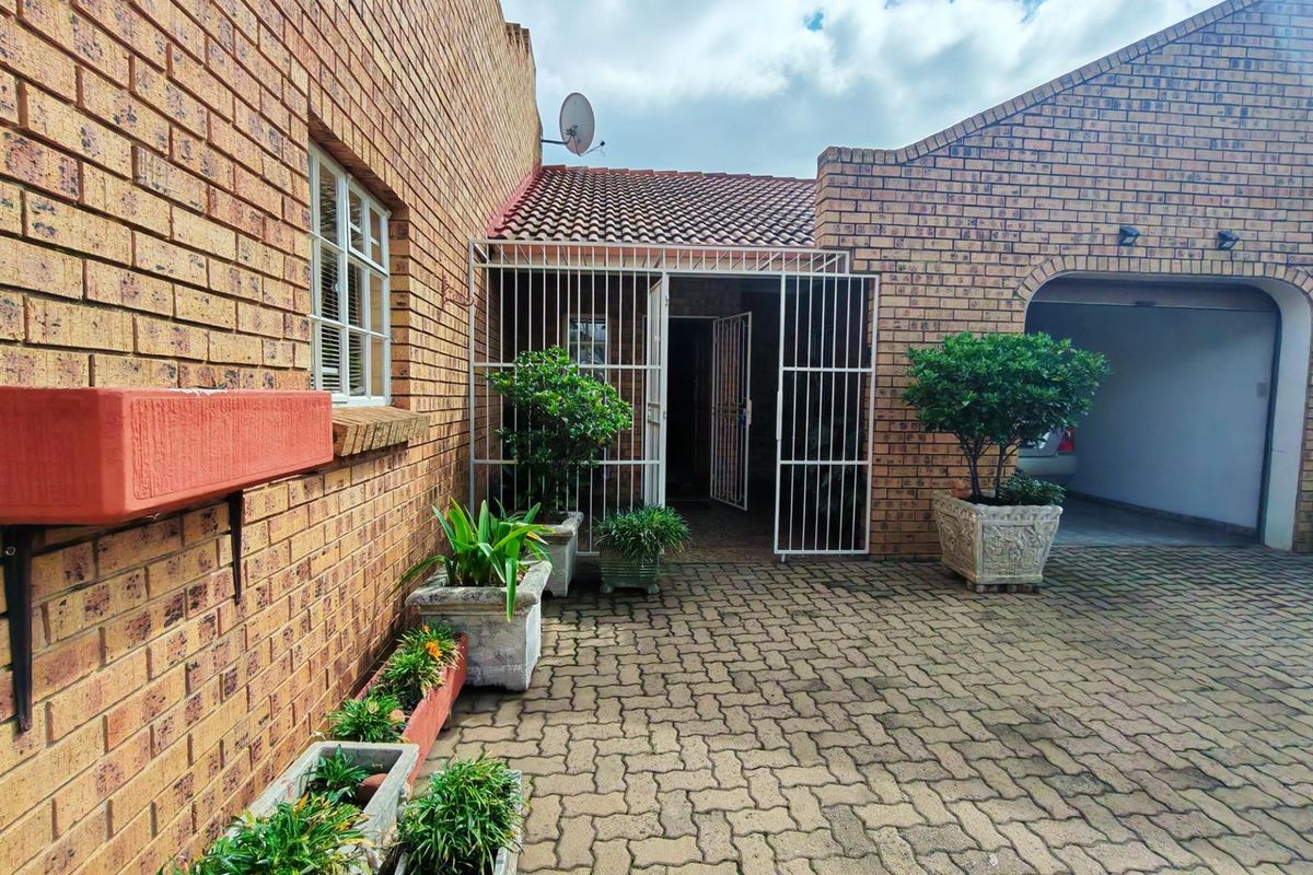 Townhouse For Sale in Middelburg Central, Middelburg - Photo 2