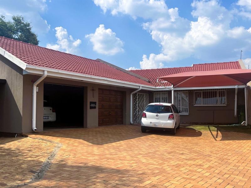 Spacious Family Haven with a Flatlet in Prime Brackendowns! - Photo 4