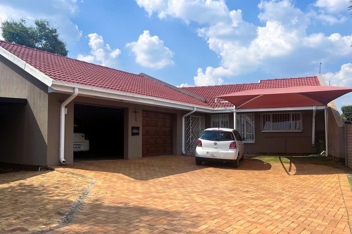 Spacious Family Haven with a Flatlet in Prime Brackendowns! - Photo 4