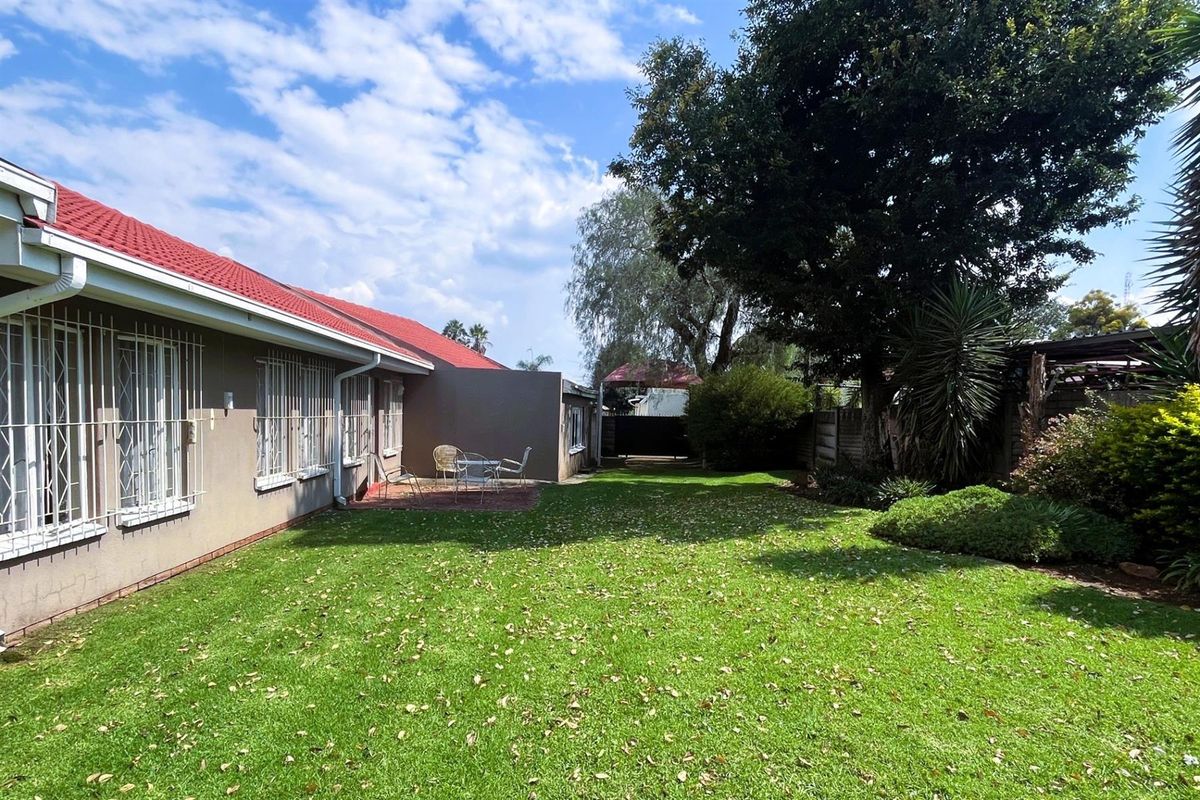 Spacious Family Haven with a Flatlet in Prime Brackendowns! - Photo 2