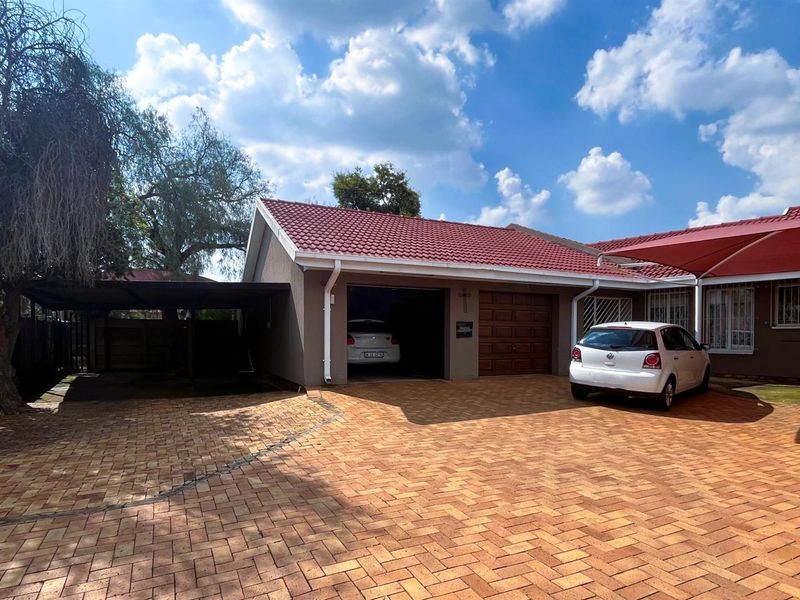 Spacious Family Haven with a Flatlet in Prime Brackendowns! - Photo 3