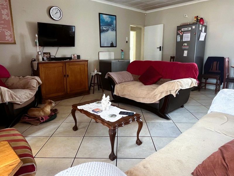 Spacious Family Haven with a Flatlet in Prime Brackendowns! - Photo 10