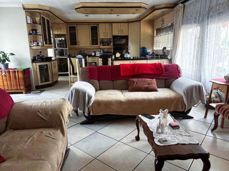 Spacious Family Haven with a Flatlet in Prime Brackendowns! - Photo 9