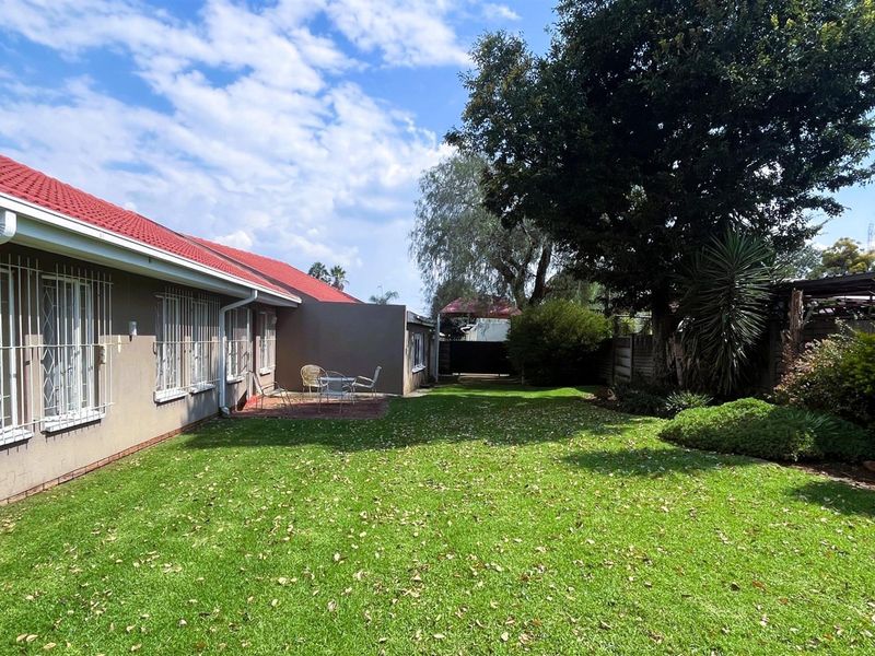 Stunning 5-6 Bedroom Family Home with a Flatlet in Prime Brackendowns! - Photo 2