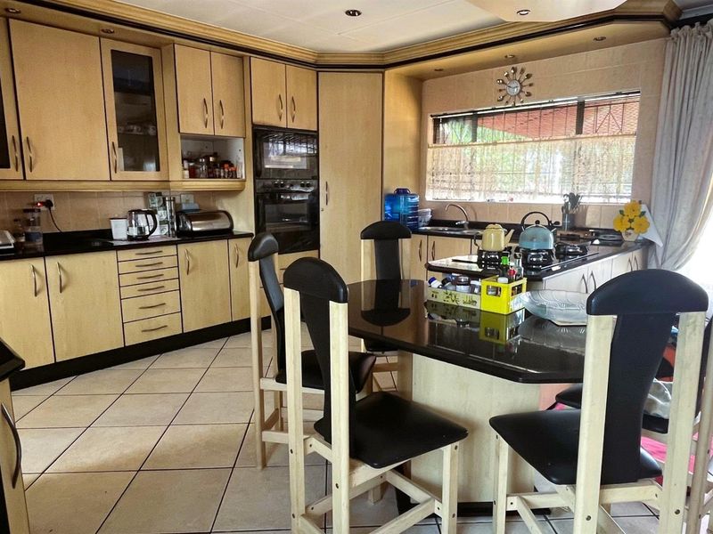 Stunning 5-6 Bedroom Family Home with a Flatlet in Prime Brackendowns! - Photo 6