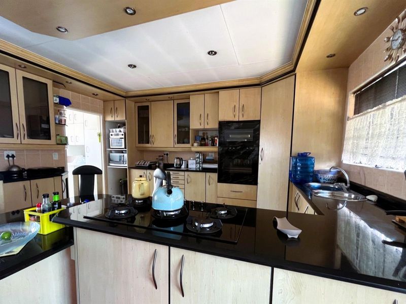 Stunning 5-6 Bedroom Family Home with a Flatlet in Prime Brackendowns! - Photo 8