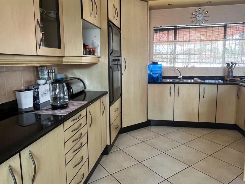 Stunning 5-6 Bedroom Family Home with a Flatlet in Prime Brackendowns! - Photo 7