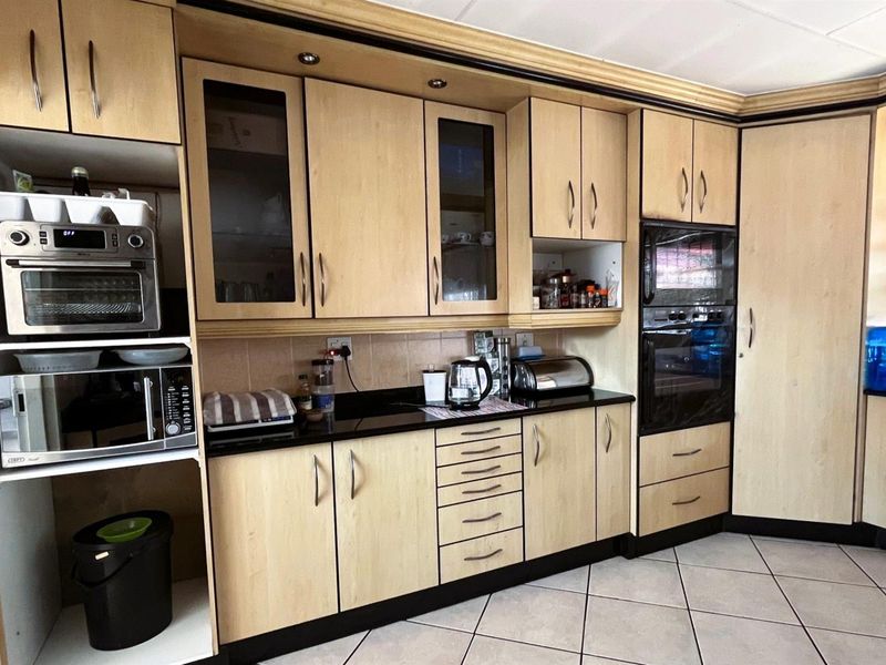 Stunning 5-6 Bedroom Family Home with a Flatlet in Prime Brackendowns! - Photo 5
