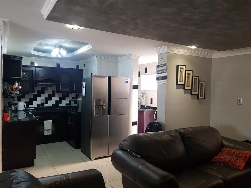 Stylish 3-Bedroom Unit in a Peaceful Fauna Park Setting - Photo 9