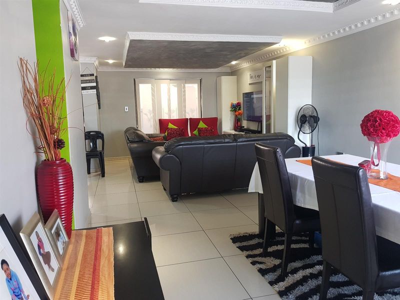 Stylish 3-Bedroom Unit in a Peaceful Fauna Park Setting - Photo 2