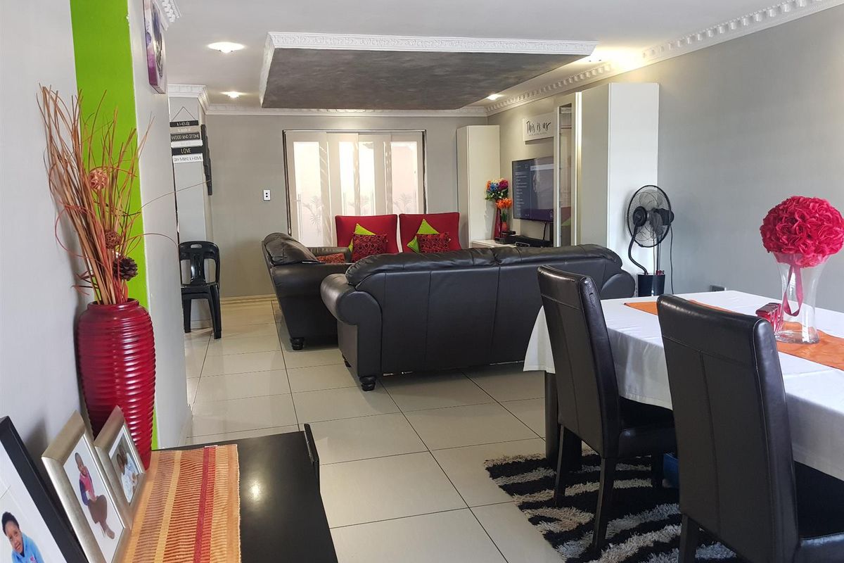 Stylish 3-Bedroom Unit in a Peaceful Fauna Park Setting - Photo 2