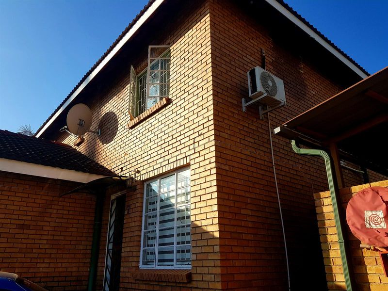 Stylish 3-Bedroom Unit in a Peaceful Fauna Park Setting - Photo 1