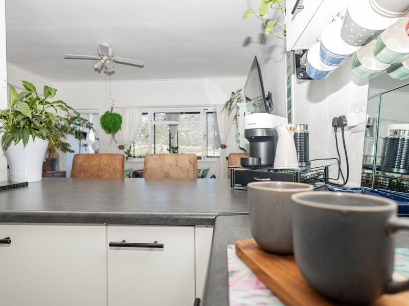 Lock up and go 2 Bed apartment in the heart of Fish Hoek - Photo 7